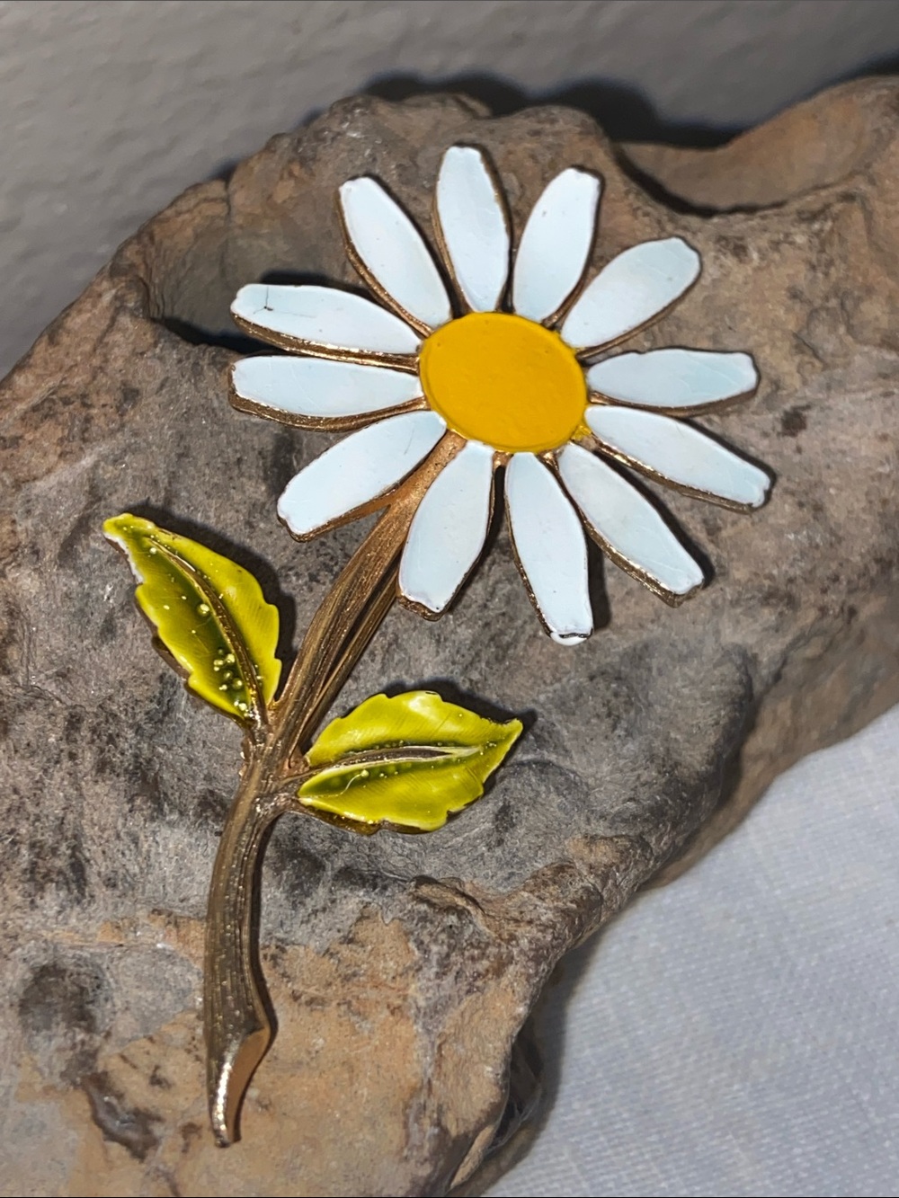 Vintage 60s ACCESSOCRAFT NYC Enamel Daisy Broach
